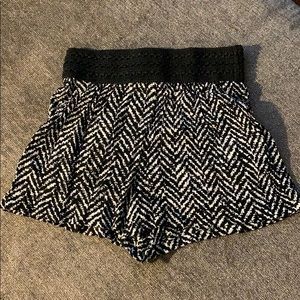 Lightweight knit shorts with pockets